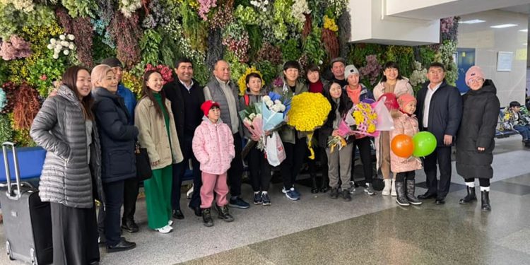 Кыргызстандык спортчулар Айпери Медет кызы менен Назира Марсбек кызы Бишкекке келишти (сүрөт)