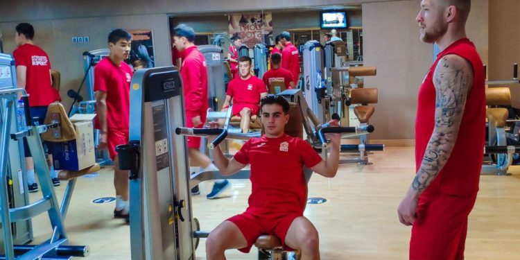 Кыргызстандын футбол боюнча курамасы жолдоштук беттештерге даярданып жатат (видео)