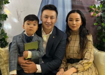 Дайыр Исмадияров үй-бүлөсү менен түшкөн сүрөттү жүктөп, талкууга жем таштады