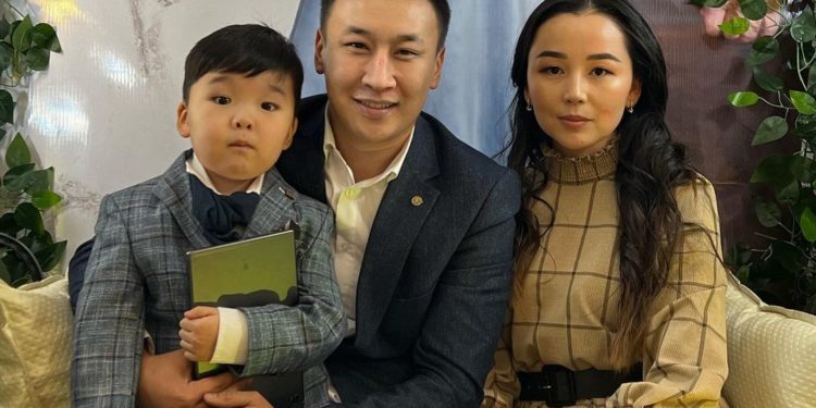 Дайыр Исмадияров үй-бүлөсү менен түшкөн сүрөттү жүктөп, талкууга жем таштады