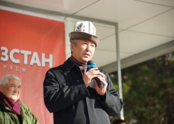 Мадумаровдун артынан түшүп камерага тартып жүрүшөт. «Менден душман издешет» дейт ал