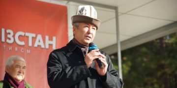 Мадумаровдун артынан түшүп камерага тартып жүрүшөт. «Менден душман издешет» дейт ал