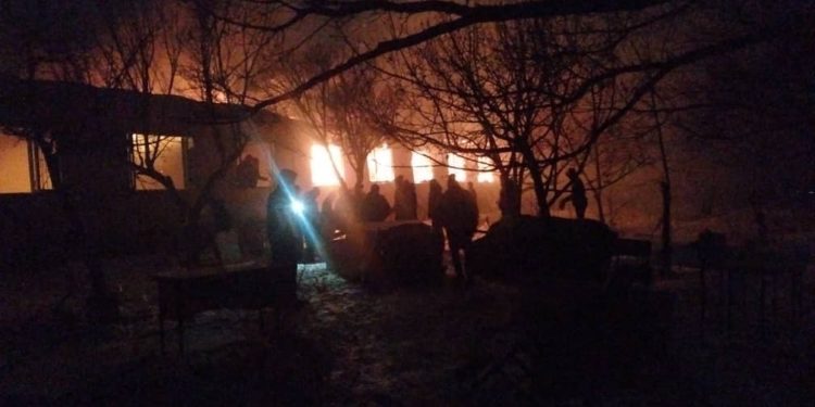 Жалал-Абаддагы мектепте түн ичинде чыккан өрт таңга маал өчүрүлдү (сүрөт)