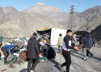 Бишкек-Ош жолунда жүк ташуучу унаа оодарылып, жол кыймылына тоскоолдук жаратты (сүрөт)