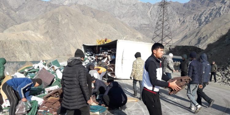 Бишкек-Ош жолунда жүк ташуучу унаа оодарылып, жол кыймылына тоскоолдук жаратты (сүрөт)