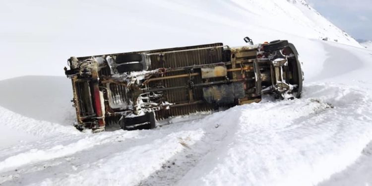 Бишкек-Ош жолунда Mercedes-Benz Sprinter оодарылып калды