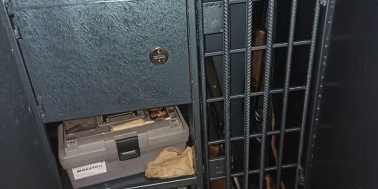 Жалал-Абадда милицияга тургундар 15 курал тапшырышты (сүрөт)