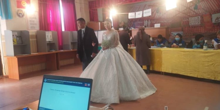 Тоң районунда үлпөт көйнөкчөн эки жаш шайлоого келишти (сүрөт)