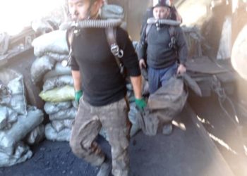 Сүлүктүдө шахтанын тосмосу урап, 5 адам калып калган (сүрөт)