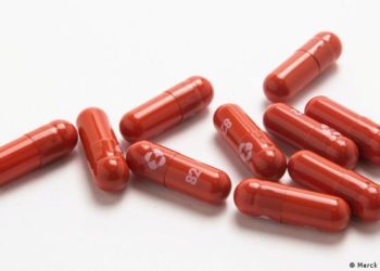 Улуу Британия дүйнөдө биринчилерден болуп ковидге каршы таблеткаларын колдонууга уруксат берди