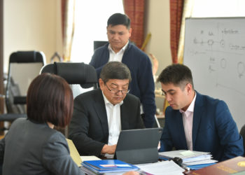 Акылбек Жапаров биринчи жолу электрондук документтерге кол коюп, «Infodocs» тутуму аркылуу аткарууга жөнөттү