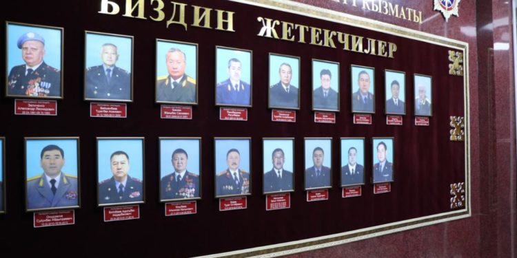 ИИМдин имаратындагы тактага өмүр бою сыртынан кесилген Жаныш Бакиевдин сүрөтү илинди