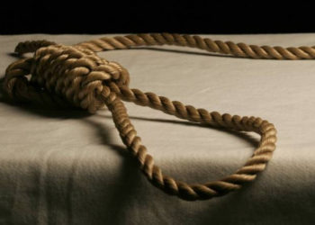 Коргоо министрлигинин кызматкери жубайы менен уруша кетип, асынып алган