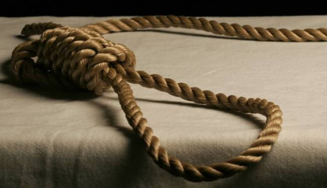 Коргоо министрлигинин кызматкери жубайы менен уруша кетип, асынып алган