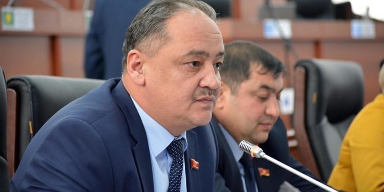 Өзгөн шаарынын мэрине сөгүш берилди. Ал тил жөнүндө мыйзамды бузган