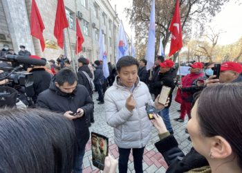 Тилек Токтогазиев: «Кыргызстан дүйнөгө уят болуп калды. Шайлоо жокко чыгарылышы керек»