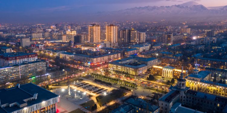 Бишкекте мектептердин курулуш иштерин жүргүзүүдө дээрлик 6 миллион сомду кымырып коюшкан