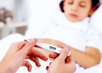 Дарыгер: «Балдардын дене табын түшүрүү үчүн спирт же арак менен сүртүүгө болбойт»