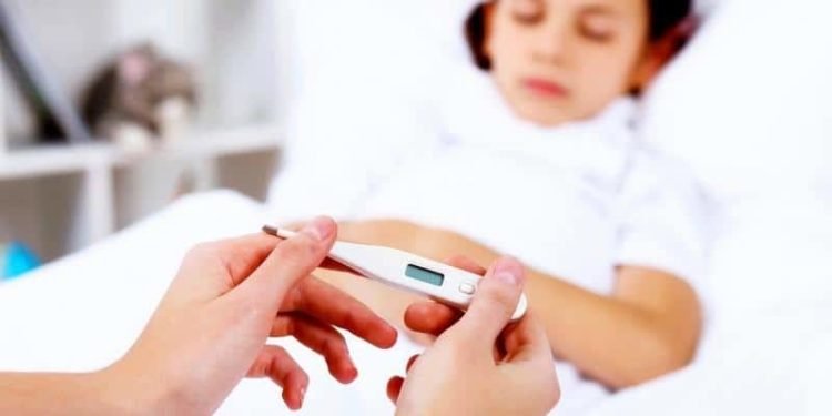 Дарыгер: «Балдардын дене табын түшүрүү үчүн спирт же арак менен сүртүүгө болбойт»