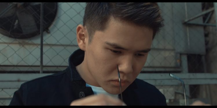 Бишкектеги кафелердин биринде ырчы Иса Өмүркулов эсепти төлөбөй койгон. Ал милицияга жеткирилди