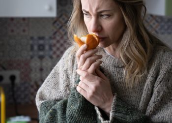 Коронавирустан кийин жыт сезүүнү кантип калыбына келтирүү керек? Дарыгерден кеңеш