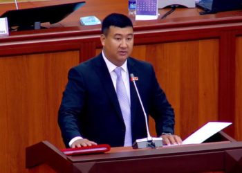 Жаӊы депутат парламентте ант берип, депутаттык ыйгарым укуктарын аткарууга киришти