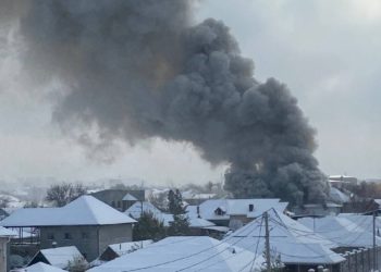 Бишкекте тигүүчү цех өрттөнүп жатат