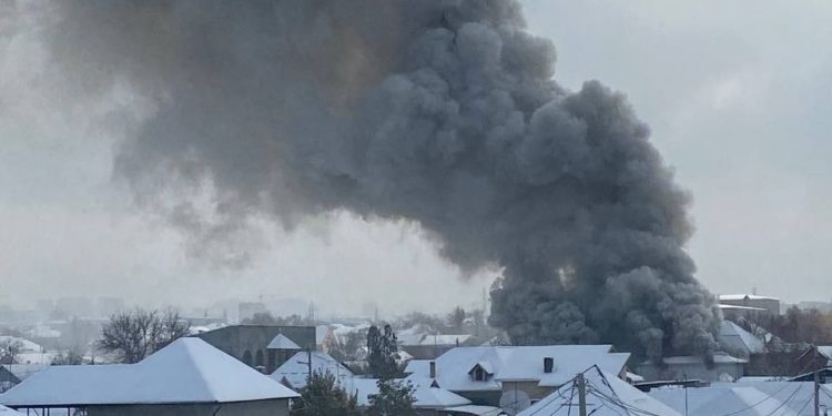 Бишкекте тигүүчү цех өрттөнүп жатат