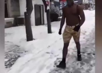 «Эң башкысы шарф менен мээлей бар». Бишкекте ак кардын астында теги африкалык жигит жарым жылаңач басып жүрөт