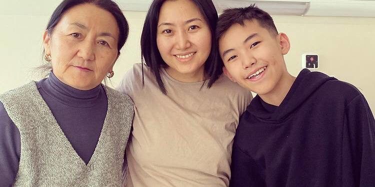 «Аз жерден аркы жакта “Хит парад” алып барып кала жаздадым». Туулган күнүн ооруканада тоскон Назира Айтбекованын учурдагы абалы кандай?