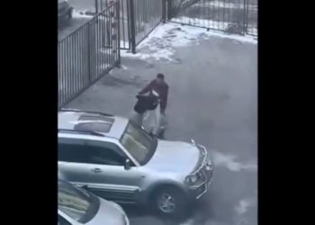 Бишкекте эркек кишинин аял кишини сабап жаткандагы видео тарады