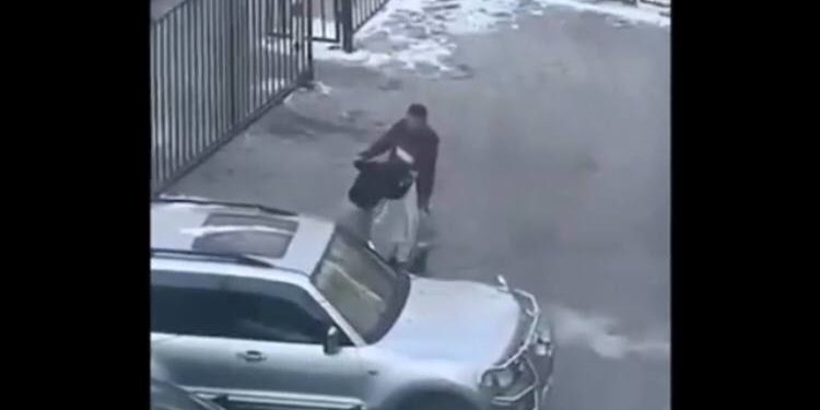 Бишкекте эркек кишинин аял кишини сабап жаткандагы видео тарады