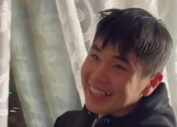 Орусиялык блогер кыргызстандык курьер жигитке iPhone 13 белек кылды (видео)