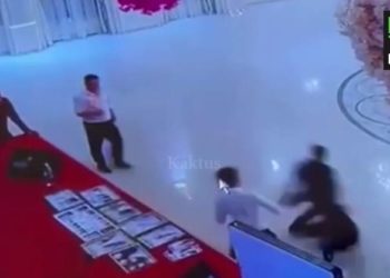 Бишкекте жаш кыз сүрөттү арзандатуудан баш тартканы үчүн сабалды (видео)