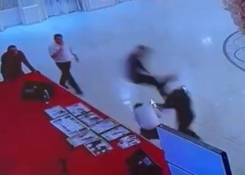 Ресторанда токмокко кабылган фотограф кыз. Окуя боюнча милиция үн катты