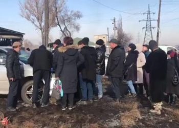 Бишкекте тоннасы 3 миң сомдон сатылып жаткан көмүр базасынын жанында жүздөгөн адамдар кезек күтүп турушат (видео)