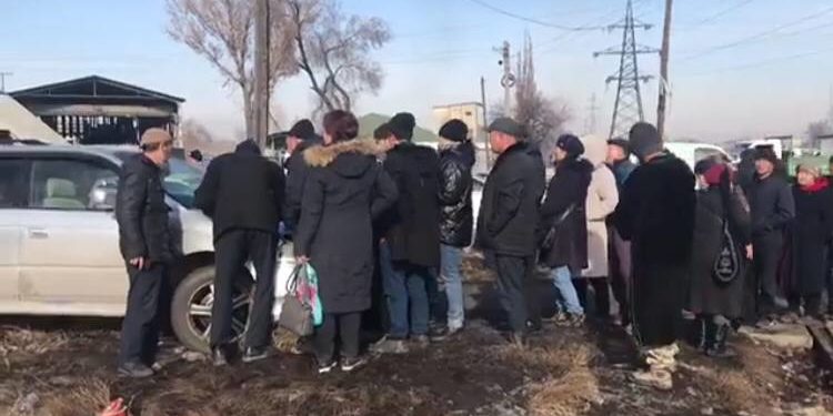 Бишкекте тоннасы 3 миң сомдон сатылып жаткан көмүр базасынын жанында жүздөгөн адамдар кезек күтүп турушат (видео)
