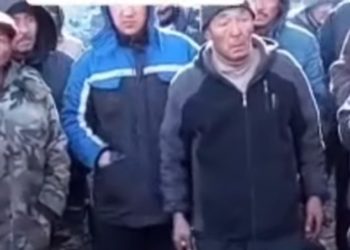 Кара-Кечедеги жүк ташуучу унаалардын айдоочулары көмүрдүн 3 миң сомдон сатылып жатканына нааразы (видео)