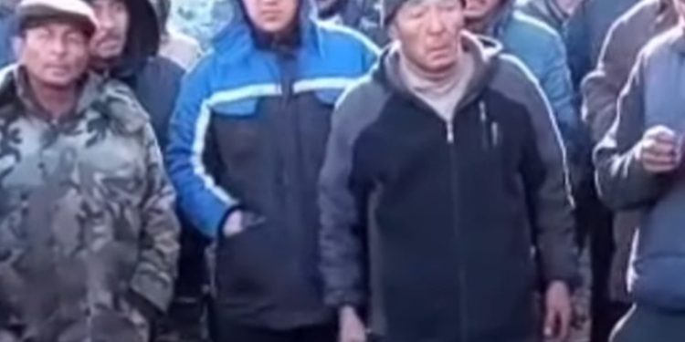 Кара-Кечедеги жүк ташуучу унаалардын айдоочулары көмүрдүн 3 миң сомдон сатылып жатканына нааразы (видео)