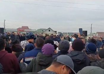 «15 жыл чыдадыңар, дагы чыдап тургула». Садыр Жапаров жаңы конуштун жашоочуларынын көйгөйлөрүн чечүүнү убадалады