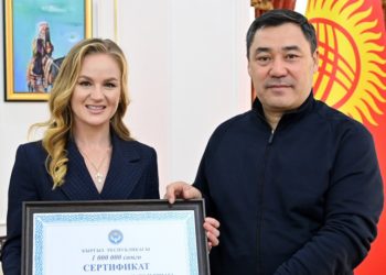 Президент Садыр Жапаров Валентина Шевченкого 1 миллион сомдук сертификат тапшырды