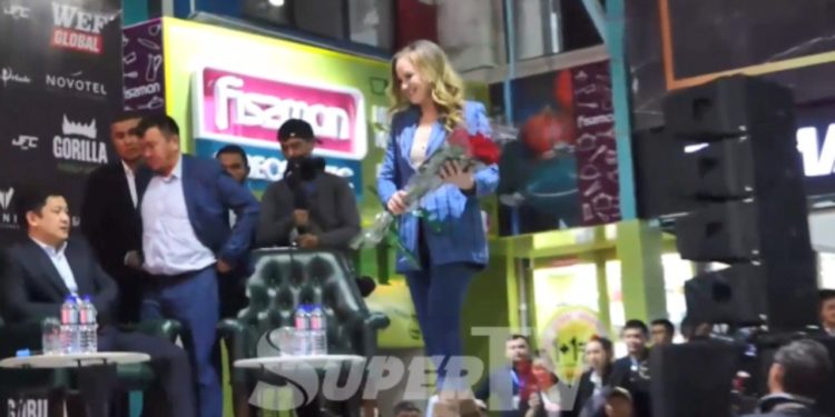 Валентина Шевченкого калпакчан күйөрманы каалоо-тилегин айтып, гүл сунду (видео)