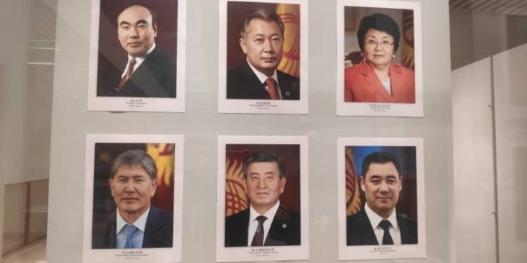 Апрель окуясында каза болгондордун жакындары Бакиевдин сүрөтүн Тарых музейинен алып салууну талап кылышууда