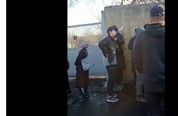 3 миң сомдук көмүр кампада дээрлик жок. Кезекте турган жарандар мушташып жатышабы? (видео)