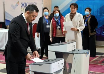 Саясатчылардын жубайлары добуш берүүгө кандай кийинип келишти? (сүрөт)