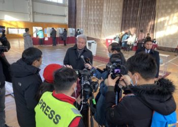 «Бүтүн Кыргызстан» партиясынын лидери Адахан Мадумаров добуш бийликчил төрт партияга бөлүнүп калганын сынга алды