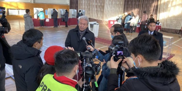 «Бүтүн Кыргызстан» партиясынын лидери Адахан Мадумаров добуш бийликчил төрт партияга бөлүнүп калганын сынга алды