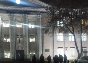 БШКнын алдында «Ата Мекен» партиясынын тарапташтары чогулуп жатканы айтылды