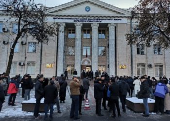 ТҮЗ ЭФИР: Шайлоонун жыйынтыгына нааразы болгон партиялар БШКнын имаратынын алдына чогулууда