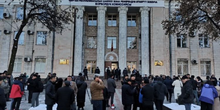 ТҮЗ ЭФИР: Шайлоонун жыйынтыгына нааразы болгон партиялар БШКнын имаратынын алдына чогулууда